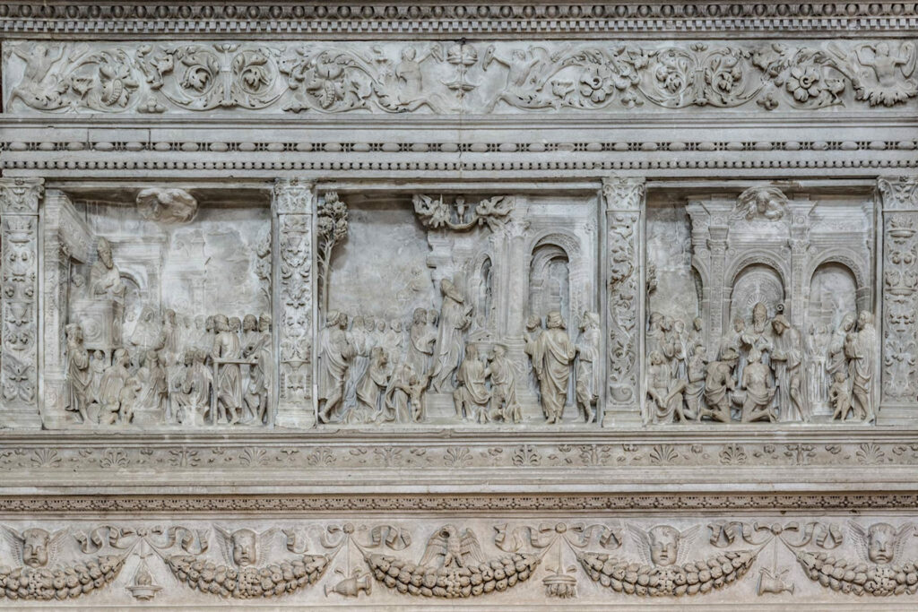Fotografia della decorazione ad altorilievo dell'arca di Sant'Apollonio in Duomo Nuovo a Brescia