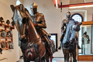 Museo delle armi, ricostruzione di un drappello con cavalieri in armatura