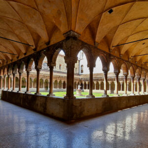 Fotografia panoramica del chiostro trecentesco del convento di San Francesco a Brescia