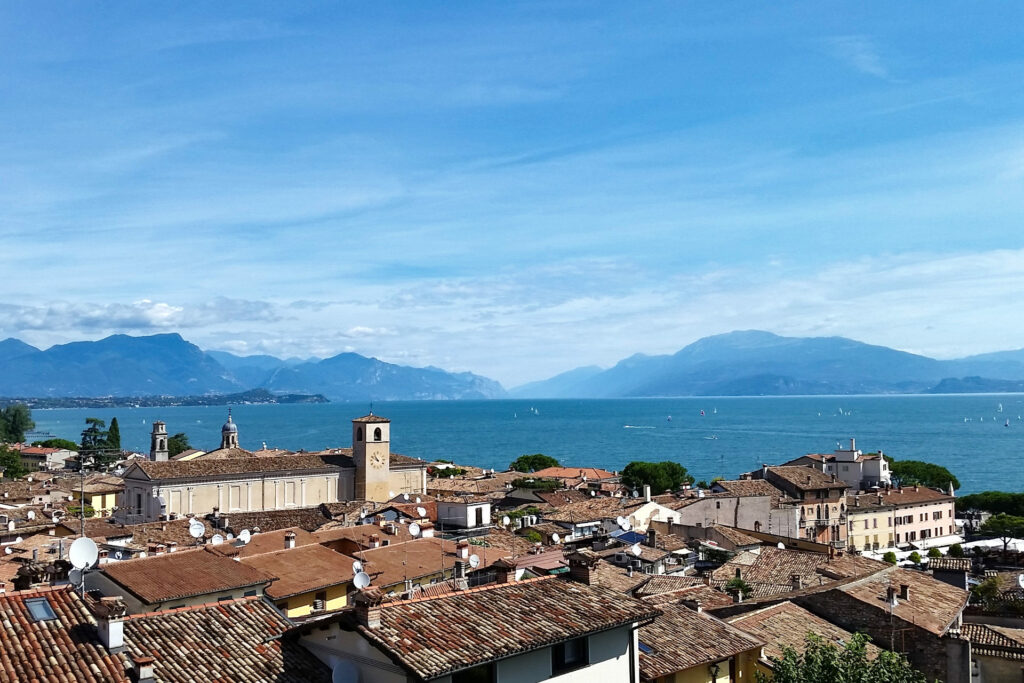 Fotografia panoramica del lago di Garda dal castello ricetto di Desenzano