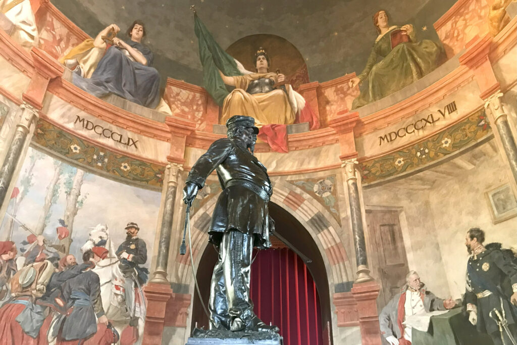 Atrio della torre con statua dedicata a Vittorio Emanuele II