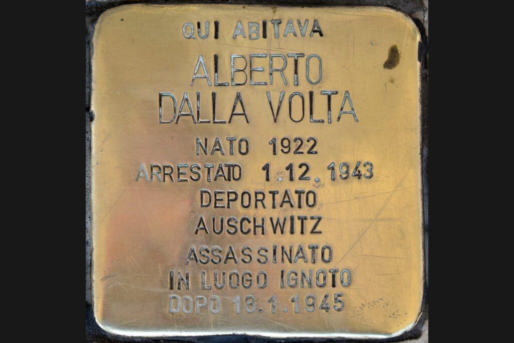 Pietra d'inciampo davanti alla casa di Alberto Dalla Volta in piazza della Vittoria,11