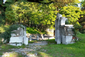 Antica porta romana lungo il percorso