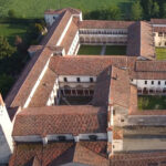 Fotografia aerea dell'abbazia olivetana di San Nicola a Rodengo Saiano in Franciacorta