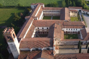 Fotografia aerea dell'abbazia olivetana di San Nicola a Rodengo Saiano in Franciacorta