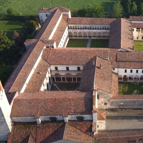 Fotografia aerea dell'abbazia olivetana di San Nicola a Rodengo Saiano in Franciacorta