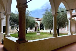 Fotografia del piccolo chiostro della Porta dell'abbazia olivetana di San Nicola a Rodengo Saiano in Franciacorta