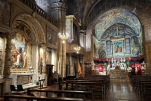 Interno della chiesa di Sant'Agata a Brescia con l'altare di Santa Lucia